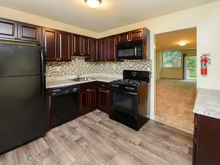 Briarwood Apartments and Townhomes — Photo 4