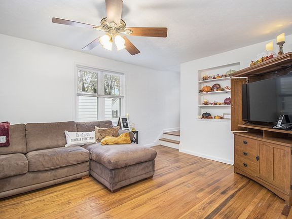 4th image of 215 E Farneman St