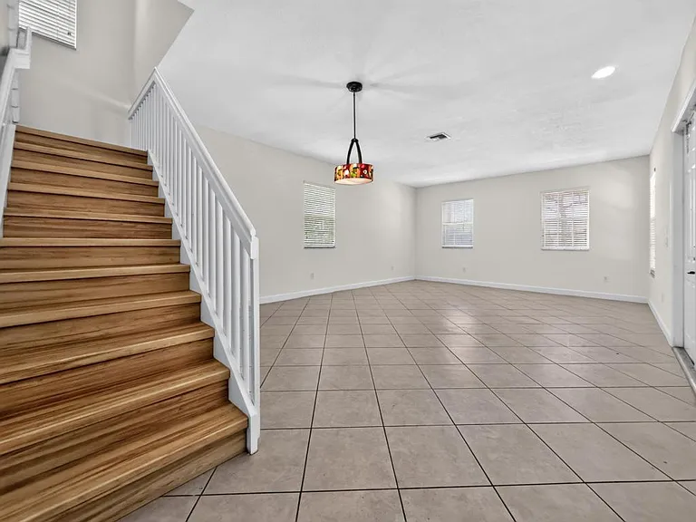 625 SW 146th Ter — Photo 7