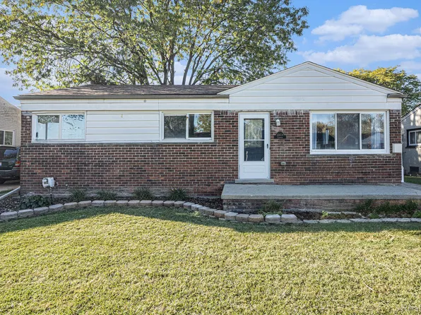 32419 Larkmoor St, Saint Clair Shores, MI 48082