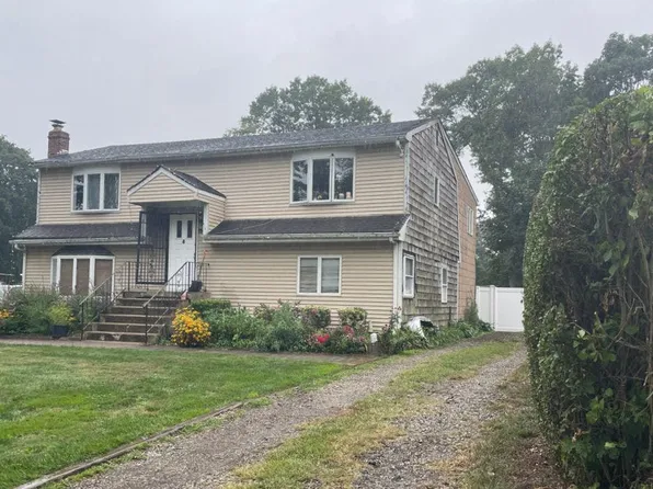 1586 N Thompson Dr, Bay Shore, NY 11706