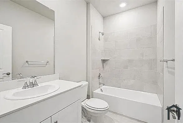 5 bed, 3060 sqft, $3,500 — Photo 3