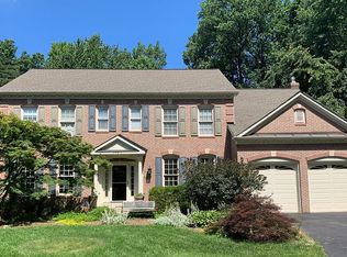 5483 Rockpointe Dr, Clifton, VA 20124