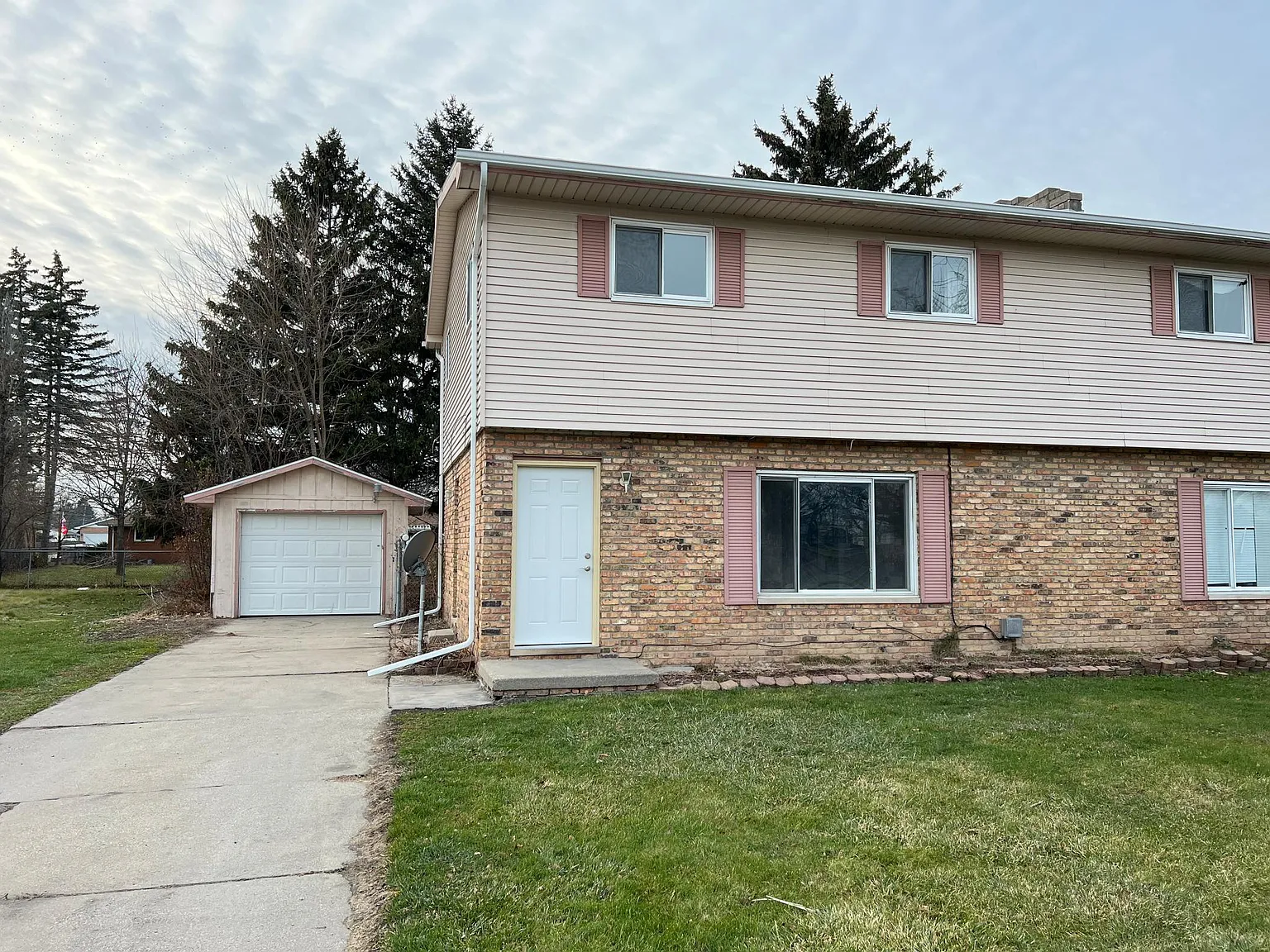 2727 Erna Dr — Photo 2