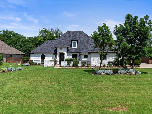 2nd image of 110 Red Oak Dr