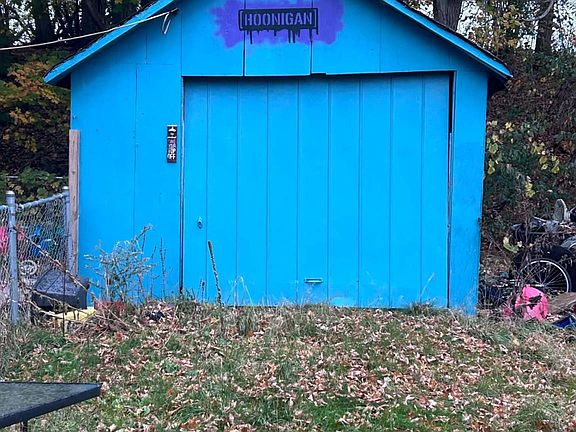 2nd image of 2556 S Lakeshore Rd
