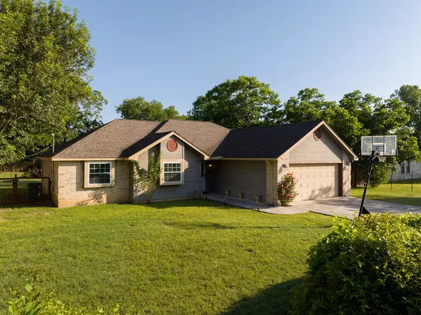 446 Spring River Dr, Martindale, TX 78655