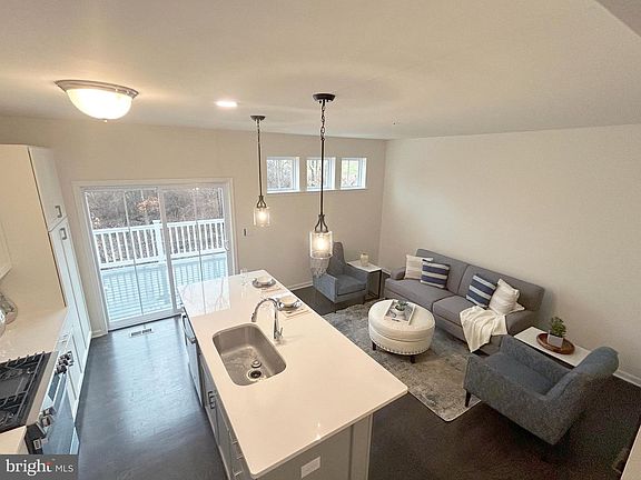 5th image of 110 Cobblestone Drive 6 #Jw-38