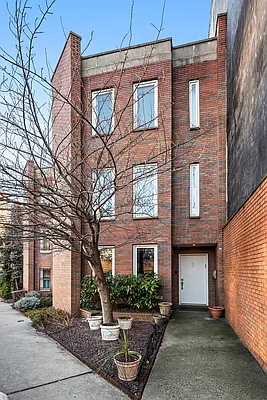 Sold by Compass | media 21