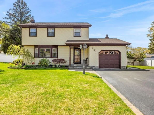 242 Collington Drive, Ronkonkoma, NY 11779