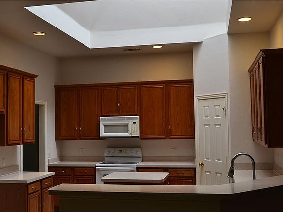 3rd image of 602 Juniper Dr