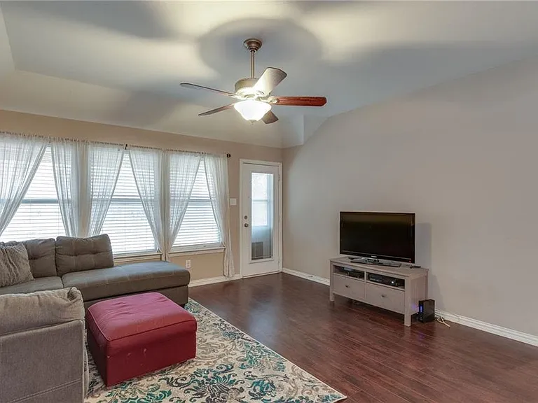 708 Creekside Dr — Photo 3
