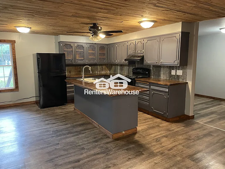 1496 E Division Ave — Photo 1