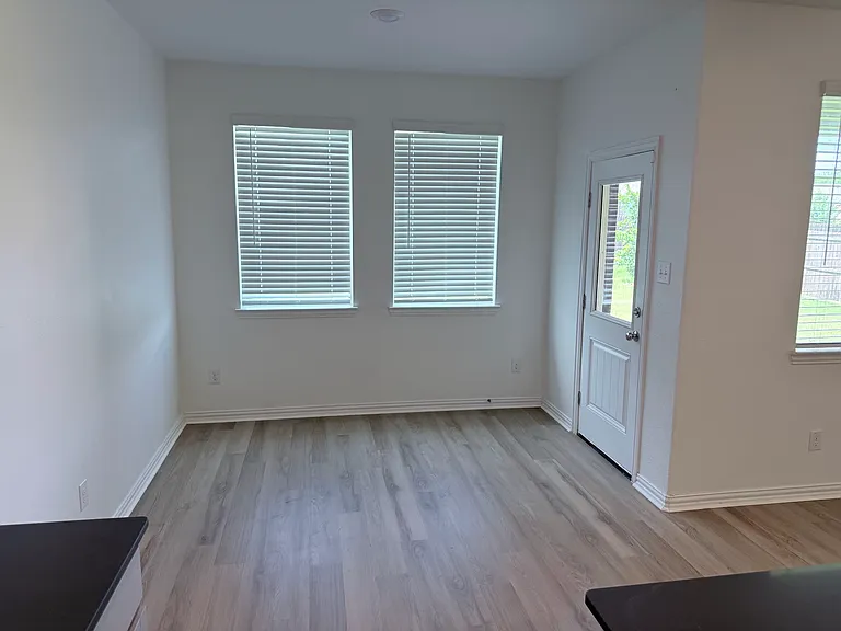1833 Lake Grove Dr — Photo 13