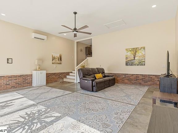 3rd image of 402 Graham Rd