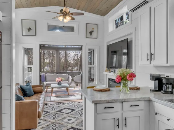 672 Waters Edge Way, Tracy City, TN 37387