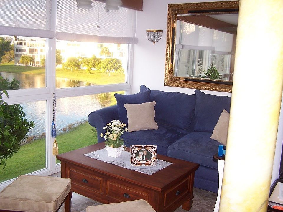 ... Enclosed Florida Room for Entertaining or Simply for Relaxing 
