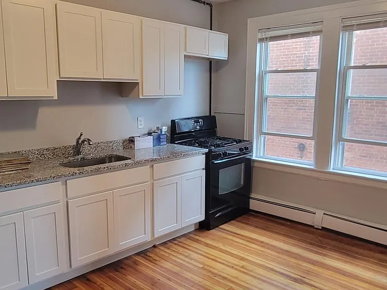 639 W Main St #2E — Photo 4
