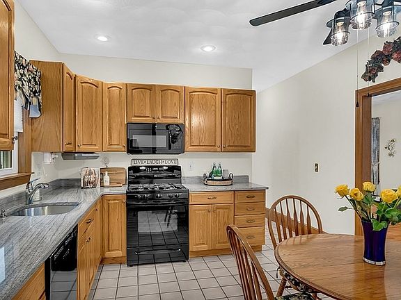 4th image of 41 Woodlawn St