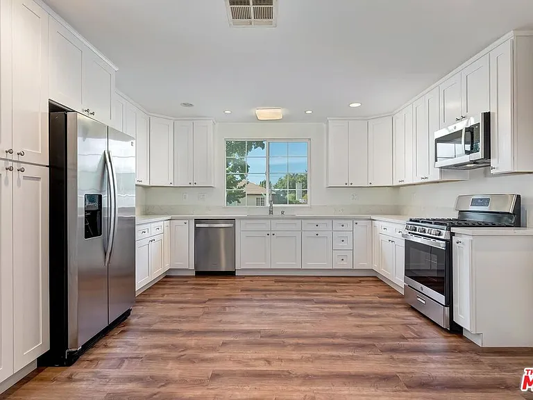 17322 Martha St — Photo 8