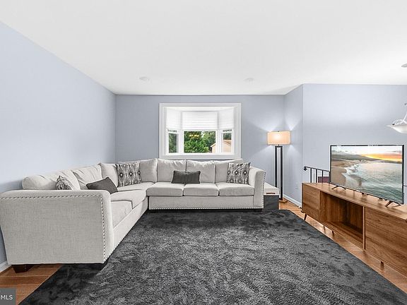 5th image of 9018 Holly Ave