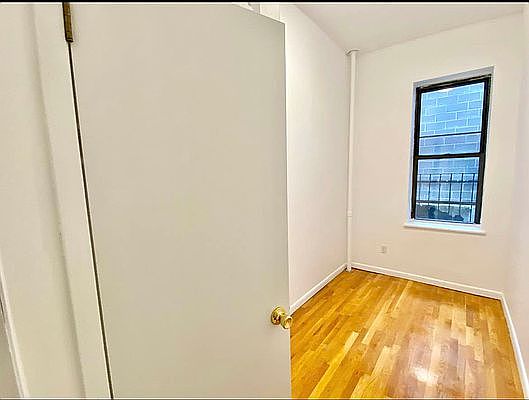5th image of 202 E 6th St APT 1