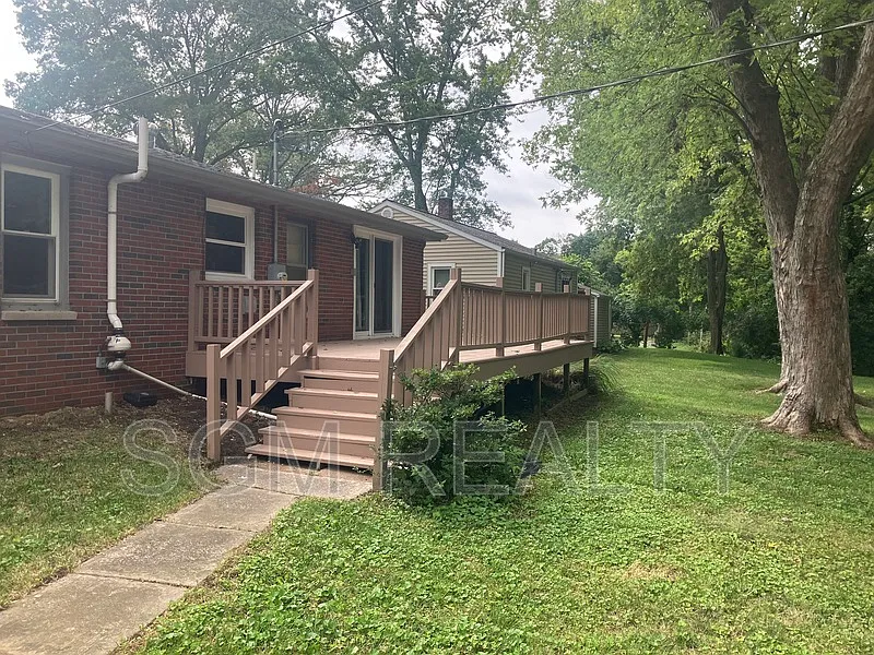 3 bed, 1.0 bath, 1200 sqft, $1,900 — Photo 3