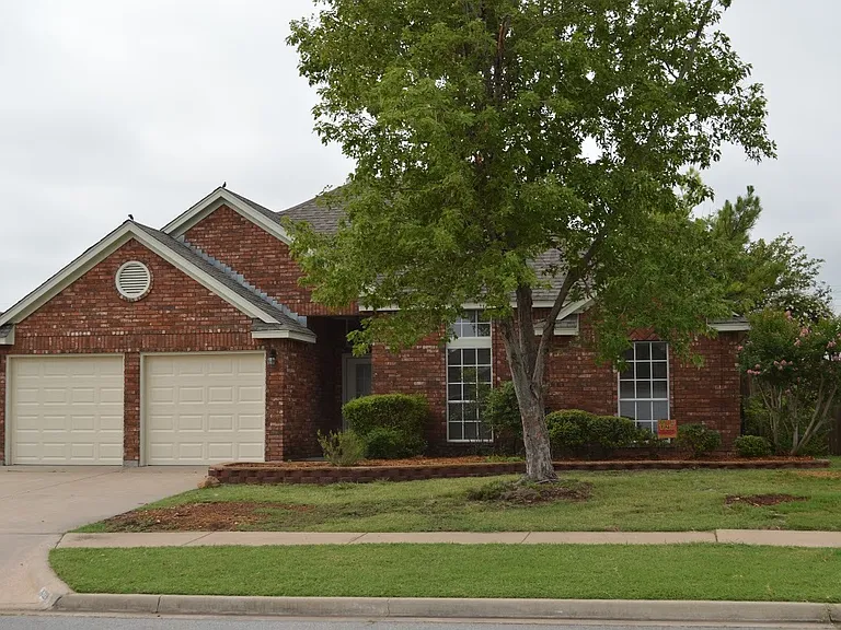 6828 NW Crestwood Dr — Photo 1