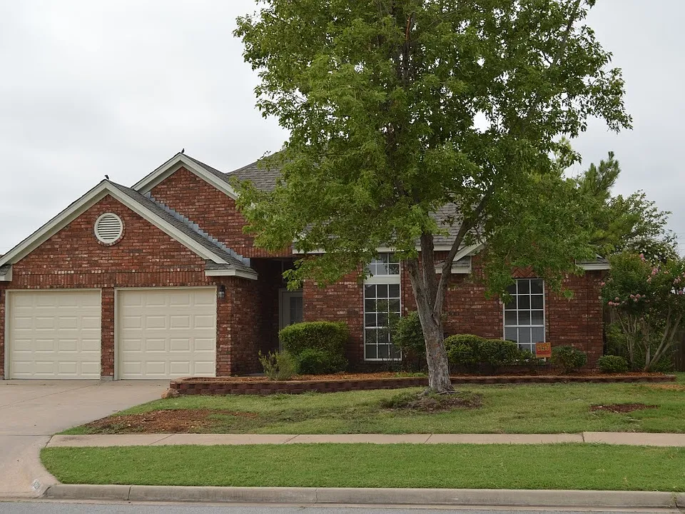 6828 NW Crestwood Dr