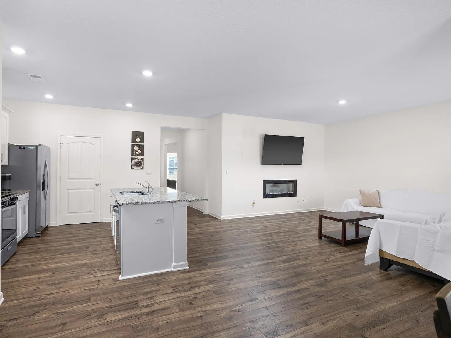 3 bed, 2.0 bath, 1667 sqft, $2,200 — Photo 2