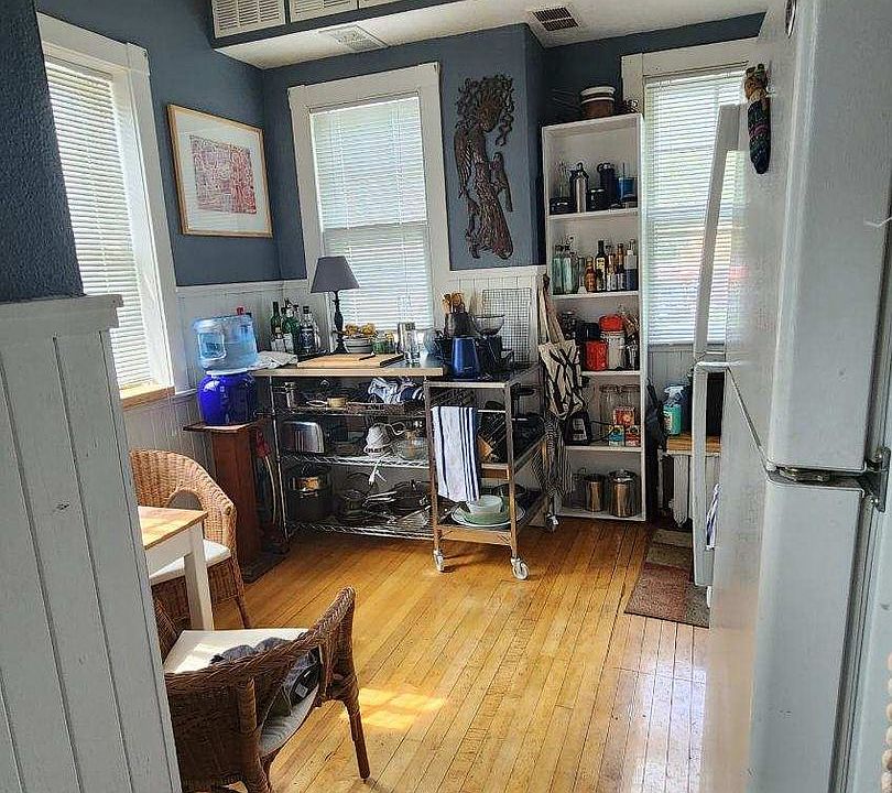 Unique 1br, 1st flr Mansion Apt. June 1 AVAIL Hdwd flrs, tall ceilings