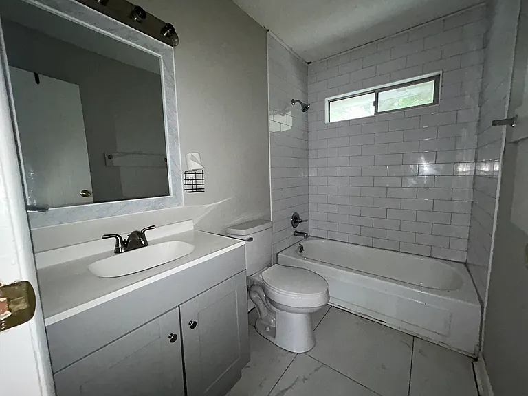 1045 Waring St #1045 — Photo 4