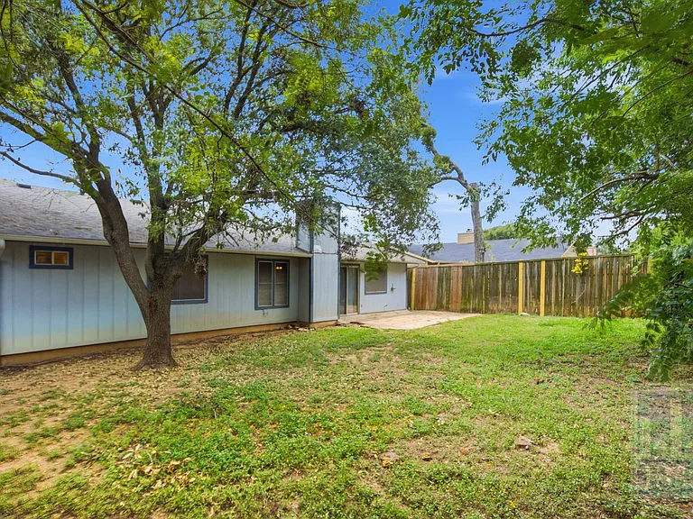 9002 Marsh Dr — Photo 24
