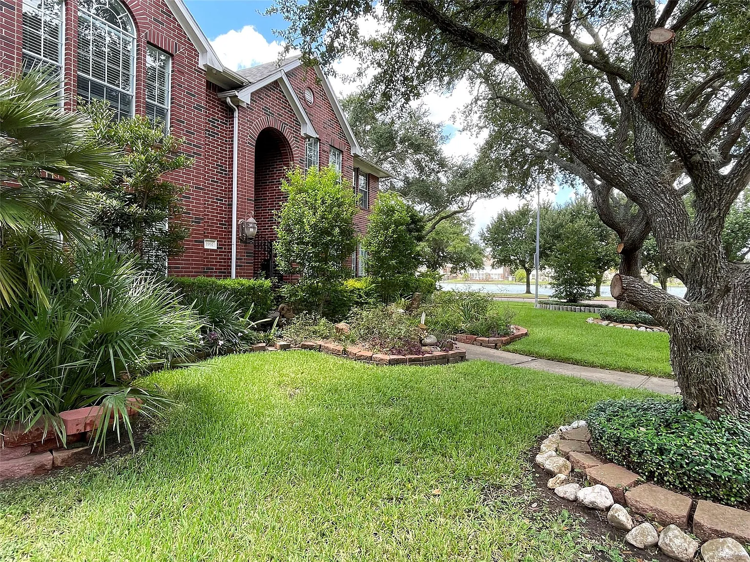 4 bed, 3.5 bath, 3244 sqft, $3,200 — Photo 2
