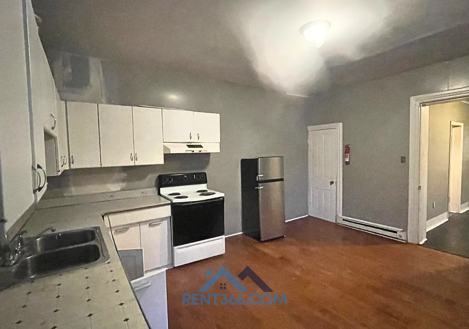 101 N George St — Photo 1