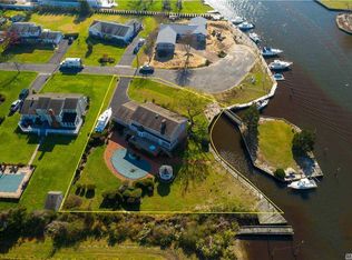 41 Angela Ln, Bay Shore, NY 11706