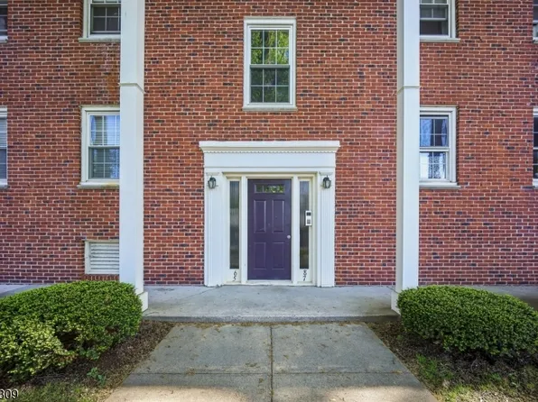 390 Morris Ave APT 8, Summit, NJ 07901