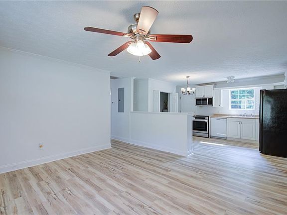 4th image of 2968 Sky Lake Cir