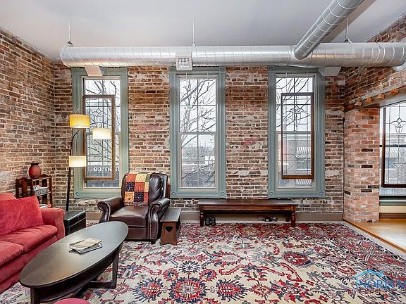 4th image of 44 S Saint Clair St APT 9