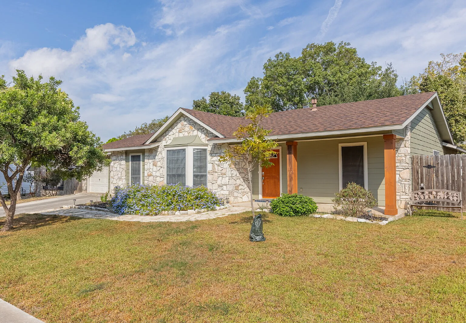 4 bed, 2.0 bath, 2057 sqft, $1,900 — Photo 2