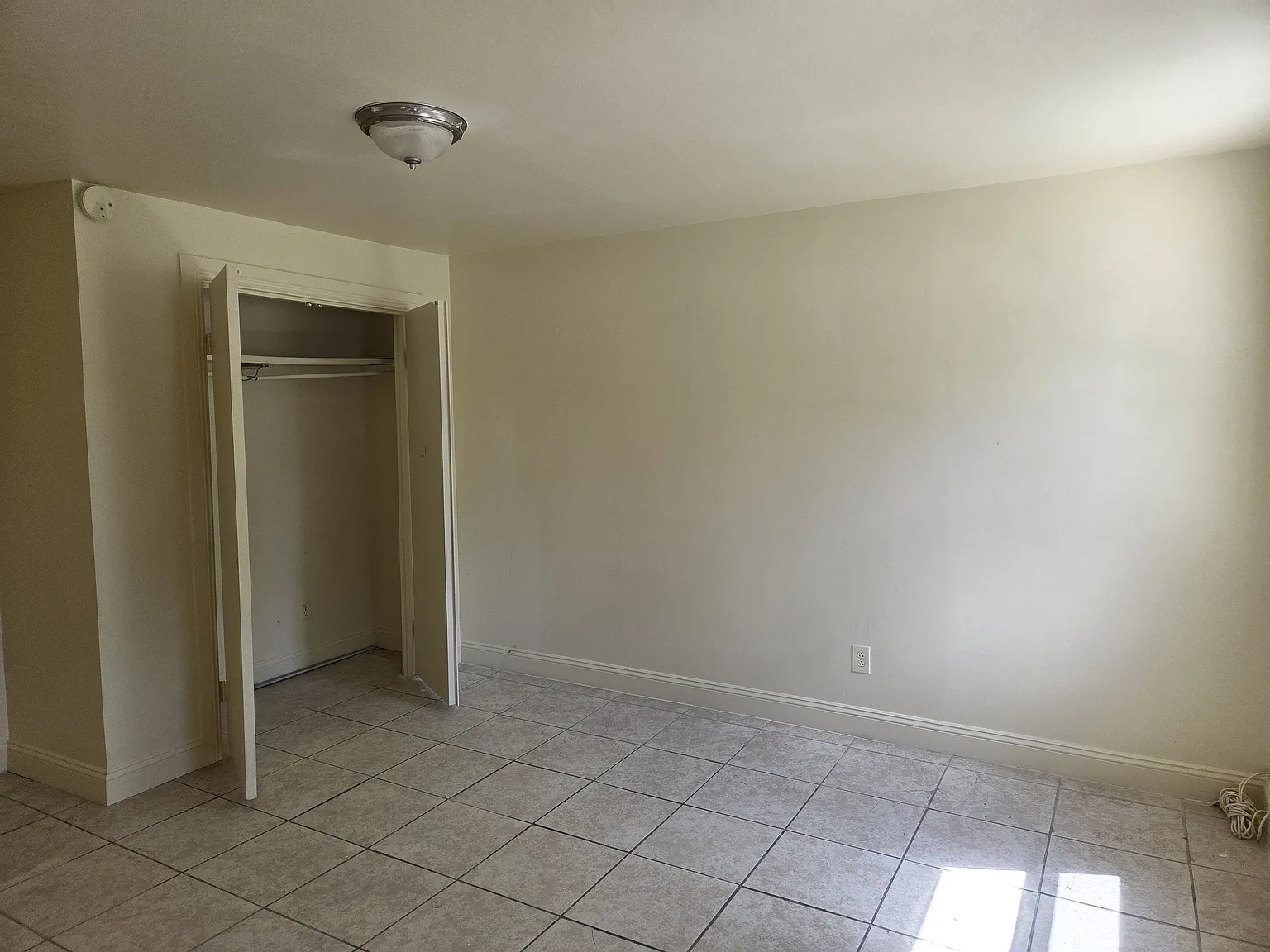 5 bed, 1.5 bath, 1800 sqft, $2,400 — Photo 4