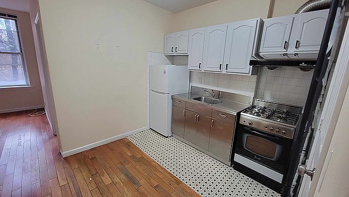 1st image of 10 Delancey St APT 3