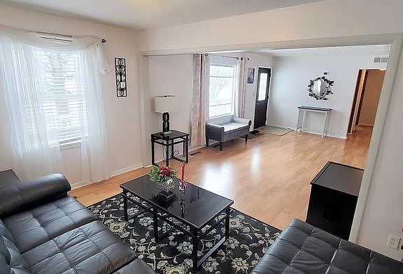 4th image of 208 N Lincoln Blvd