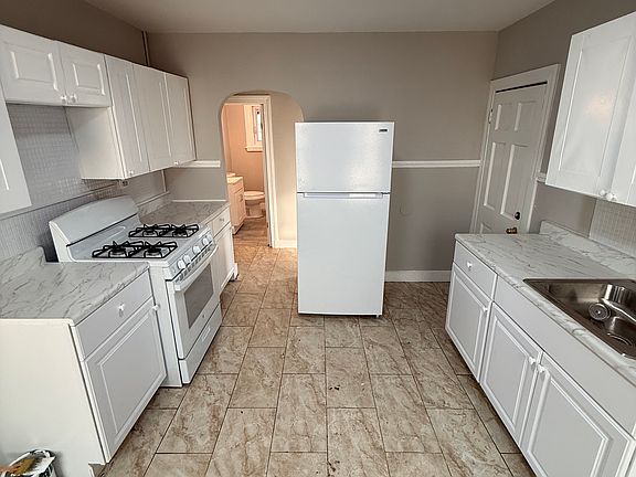 5th image of 718 Winchester Ave #1