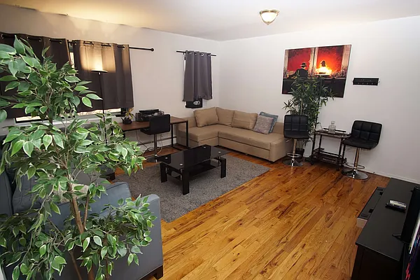 Rented by Nooklyn NYC LLC | media 18