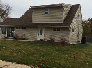 6 Huckleberry Ln, Levittown, PA