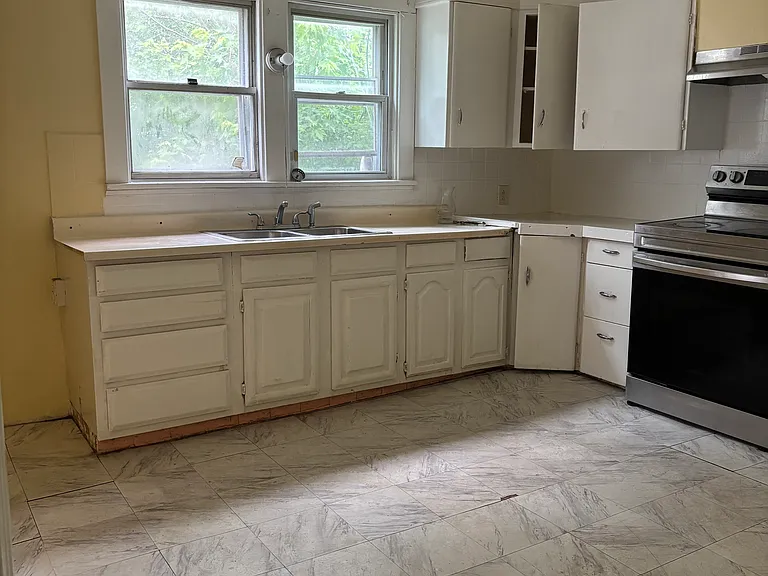 103 Hastings Ave — Photo 5