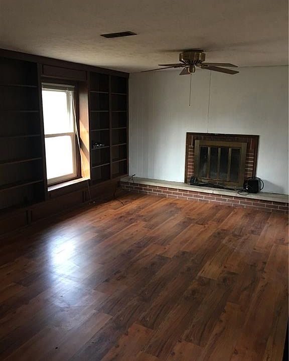 2nd image of 210 N Elm St