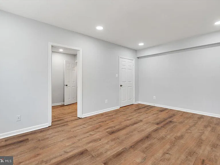 1909 N Rhodes St #25 — Photo 22