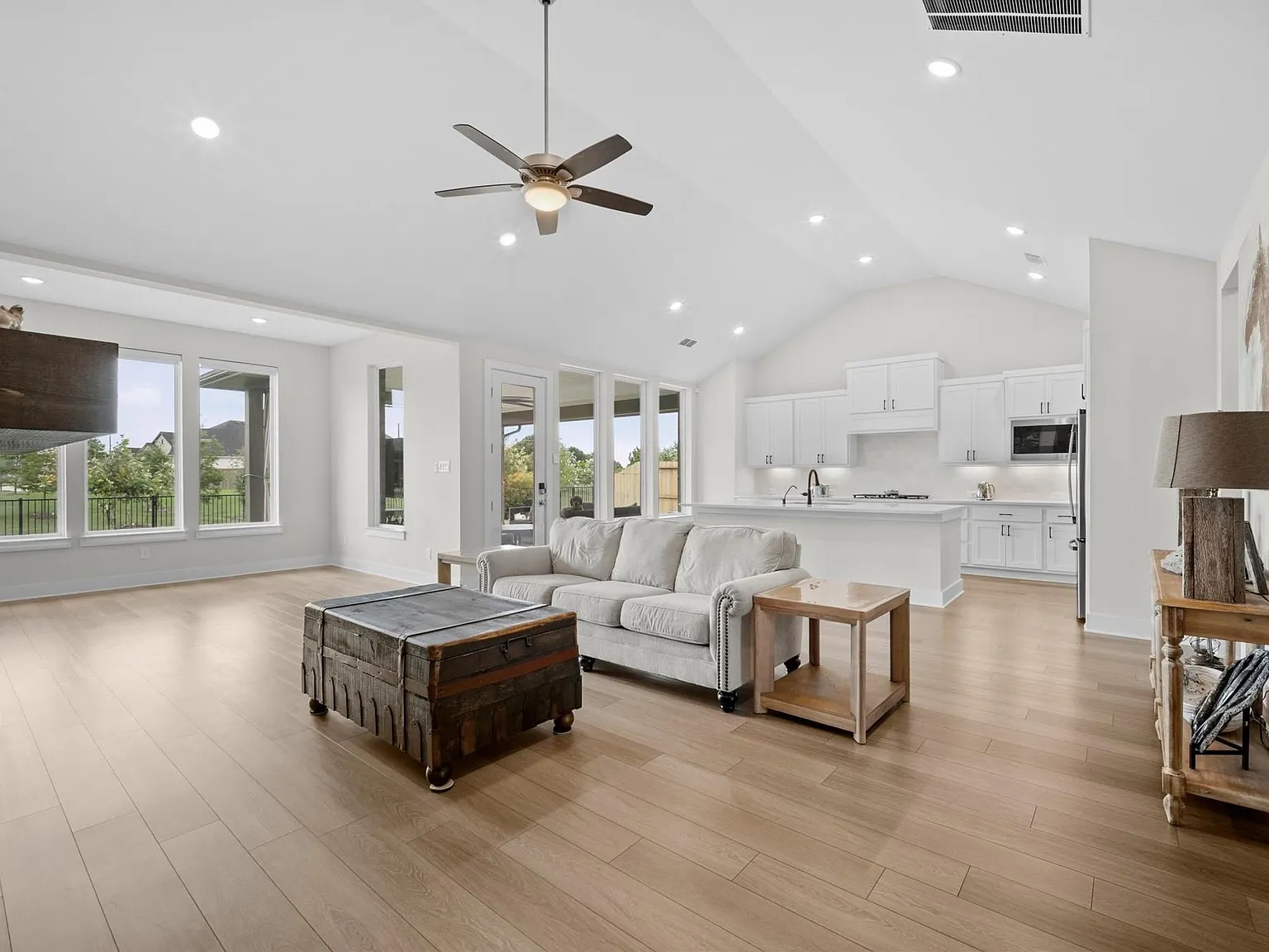 4 bed, 3.5 bath, 3923 sqft, $3,800 — Photo 4